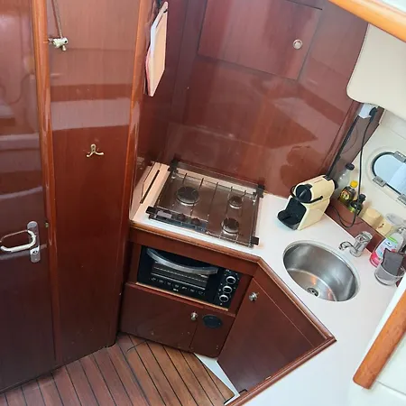 Botel Bateau Proche De La *