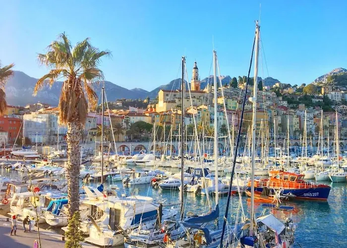 Bateau Proche De La Botel Mentone