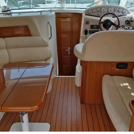 Bateau Proche De La Bateau-hôtel